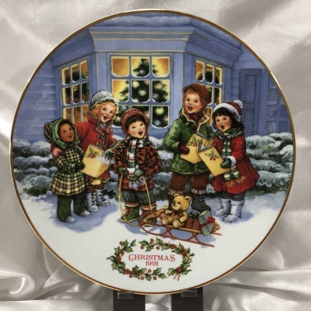VINTAGE Christmas Plate “Perfect Harmony” 1991 Porcelain with Gold Trim 8” - Picture 1 of 5